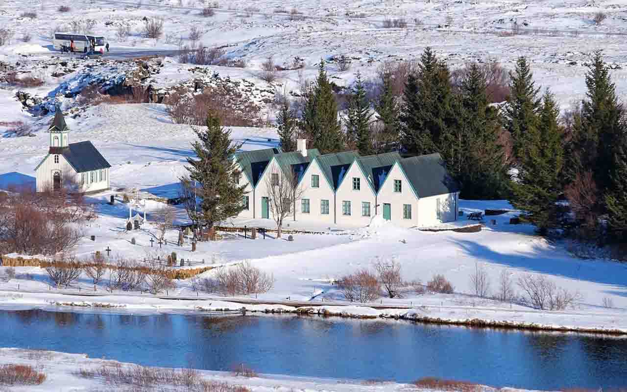 Thingvellir é parte da rota turística Círculo Dourado, junto com Geysir e Gullfoss. Além das paisagens dramáticas, o parque abriga a igreja Thingvallakirkja, construída em 1859 no mesmo local da primeira igreja islandesa erguida após a cristianização. Ao lado da igreja, há casas que servem para a equipe de apoio. 