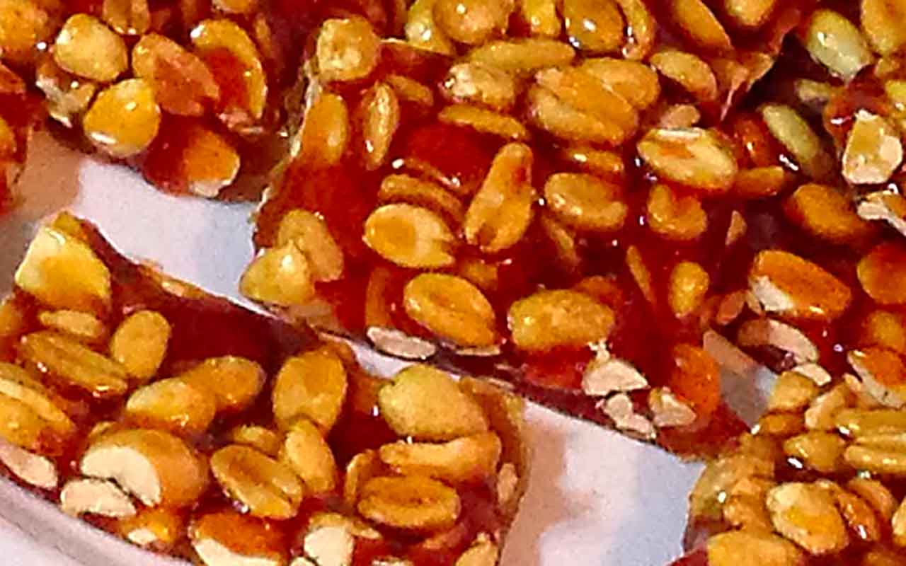 Pé-de-Moleque - Mistura de amendoim e rapadura, é popular no Brasil, especialmente em festas juninas. O doce surgiu em meados do século XVI, com o cultivo da cana-de-açúcar no Brasil. Ele possui aproximadamente 81 calorias em 16 gramas. 