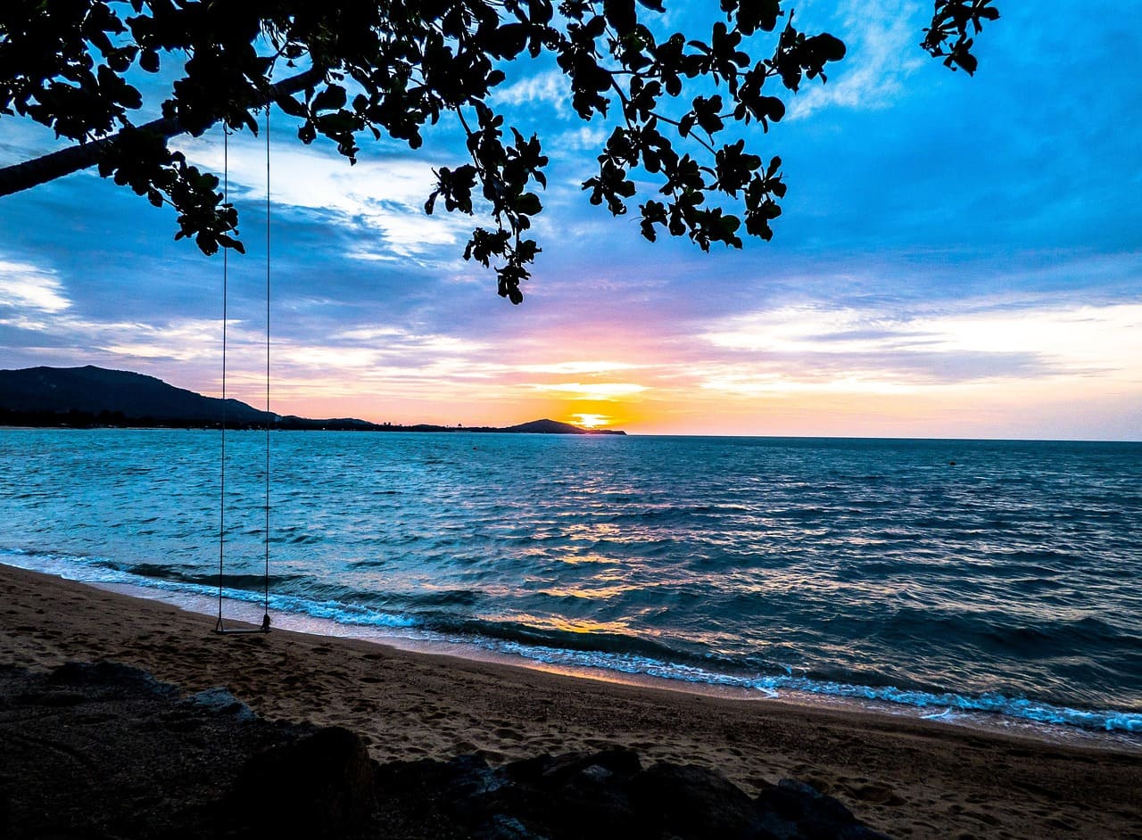 Chaweng Beach, em Koh Samui, é conhecida pela infraestrutura turística de alto nível. Suas águas claras e ampla faixa de areia são perfeitas para banhos de mar e atividades aquáticas ao passo em que a praia equilibra momentos de descanso com uma vida social ativa, tornando-se ideal para quem busca variedade em um só destino. À noite, a região se transforma em um centro animado de festas e gastronomia.

