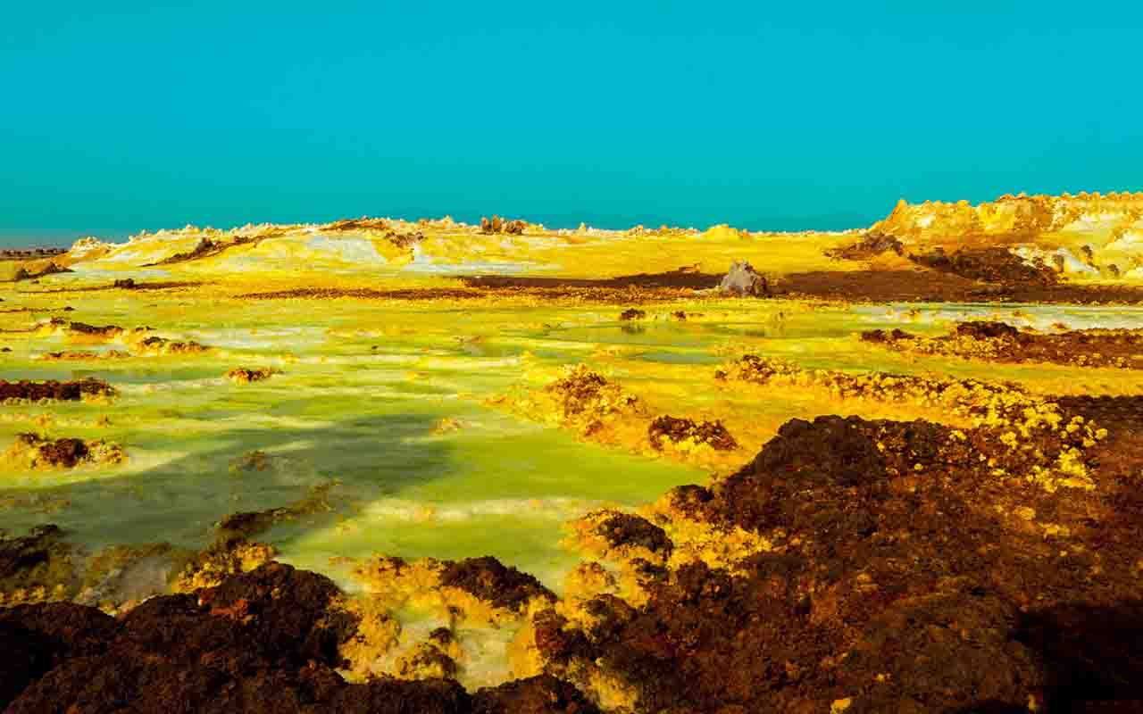 A Depressão de Danakil é um verdadeiro museu mineral a céu aberto. Suas paisagens mutáveis, cores intensas e fenômenos geológicos únicos fazem dela um patrimônio natural de valor incalculável. Ao mesmo tempo, é um lembrete da fragilidade da vida diante da força bruta da Terra.