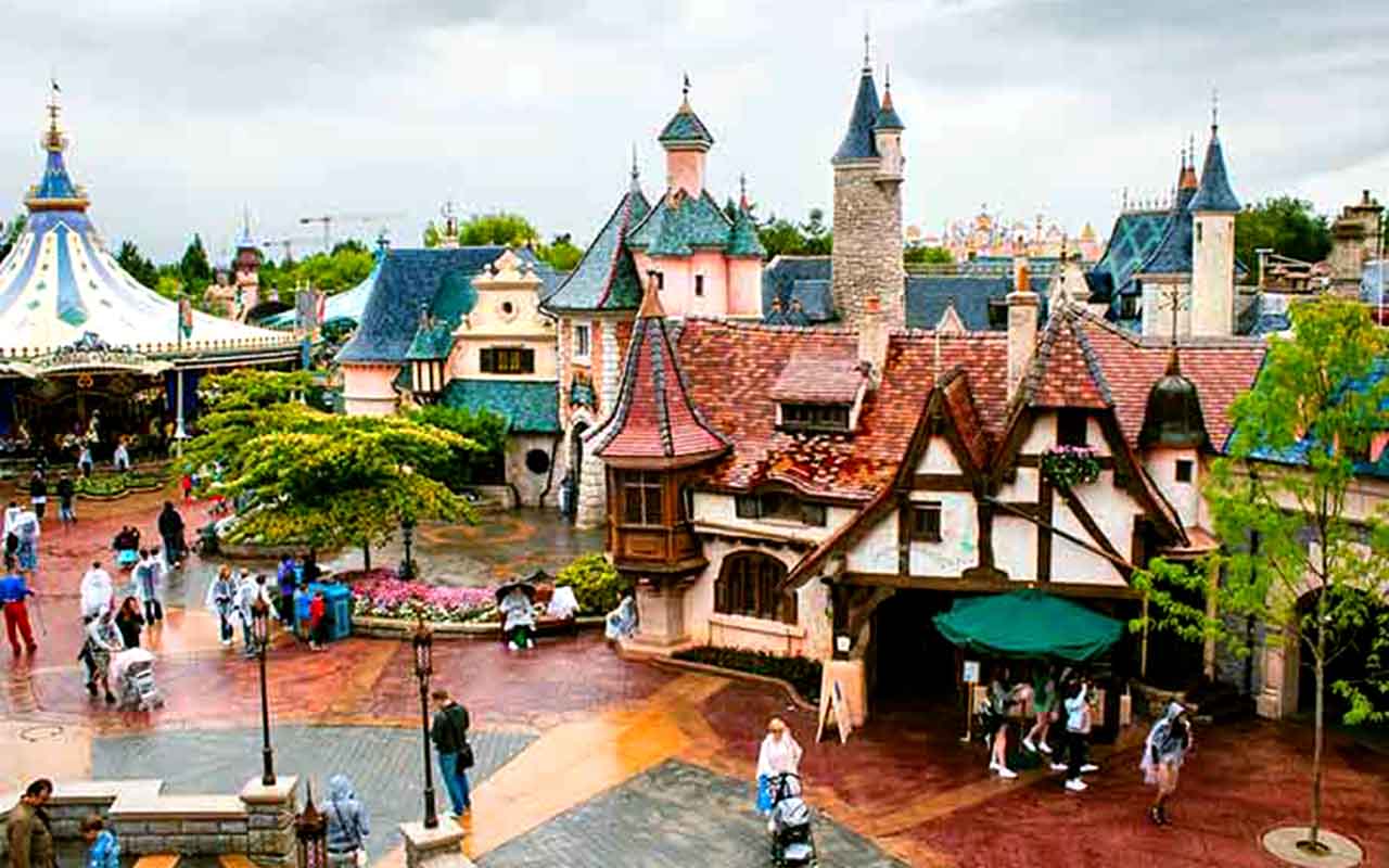 O resort inclui ainda o Disney Village, espaço com restaurantes, lojas e entretenimento noturno, além de diversos hotéis temáticos nos quais os visitantes podem prolongar a estadia dentro do universo Disney.