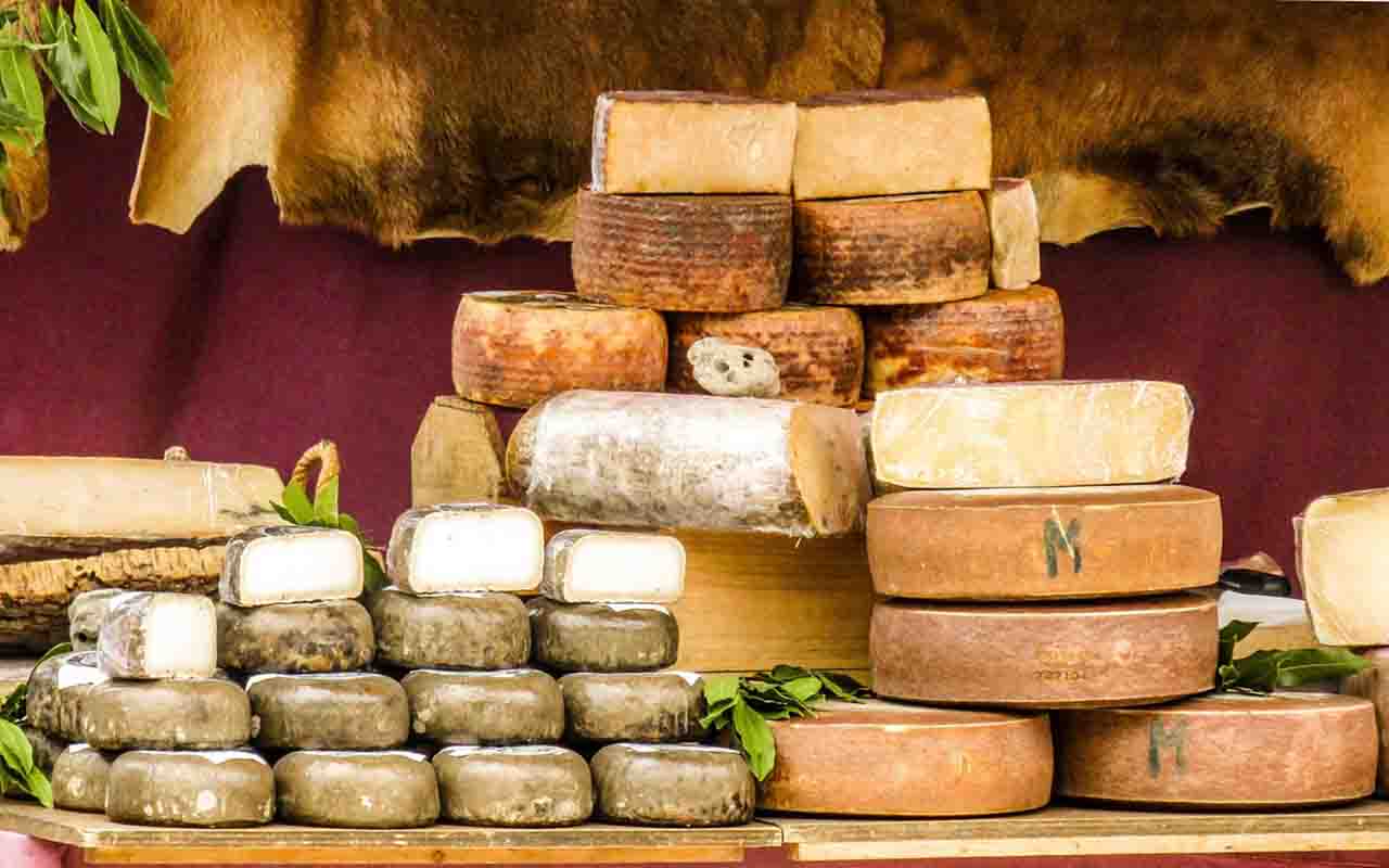 Manchego – Produzido com leite de ovelha na região de La Mancha, na Espanha, o manchego tem sabor amanteigado e levemente picante. É maturado por períodos variados e consumido com azeite ou geleias.