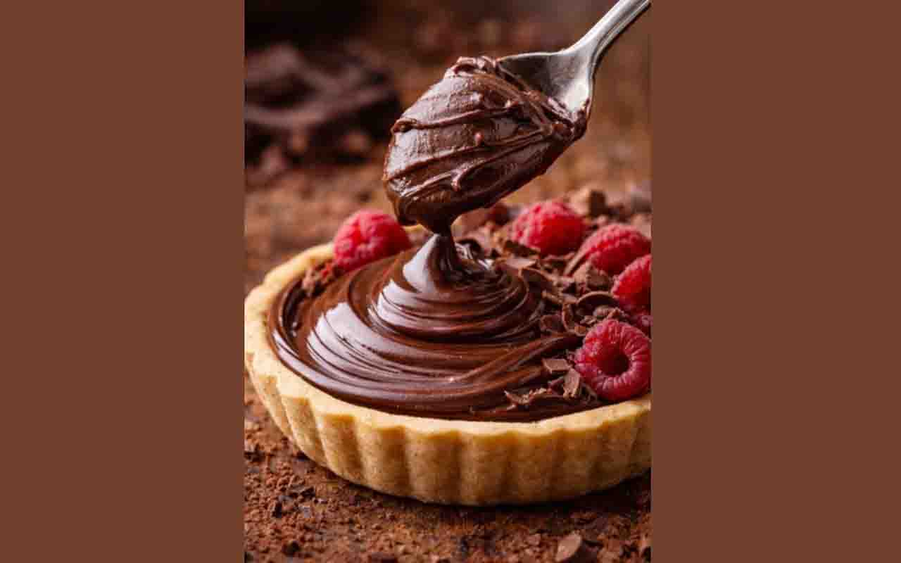 Pode ser usada quente ou fria, conforme a proposta da receita. Quente funciona como calda; fria, como recheio ou creme estruturado.