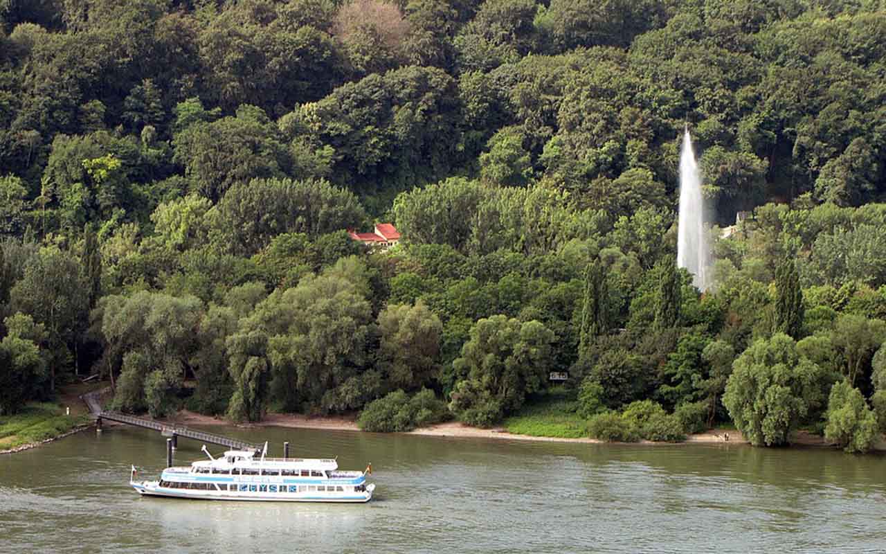 Ele é considerado um gêiser frio, já que sua força vem do dióxido de carbono e não do calor vulcânico. Com os jatos elevados, esse gêiser funciona como uma “garrafa de refrigerante” gigante, expelindo água em explosões espetaculares. Essa singularidade o torna uma atração científica e turística única na Europa.
