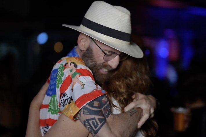 Homem com câncer terminal celebra despedida com chope, roda de samba e homenagens - Reprodução/TV Globo