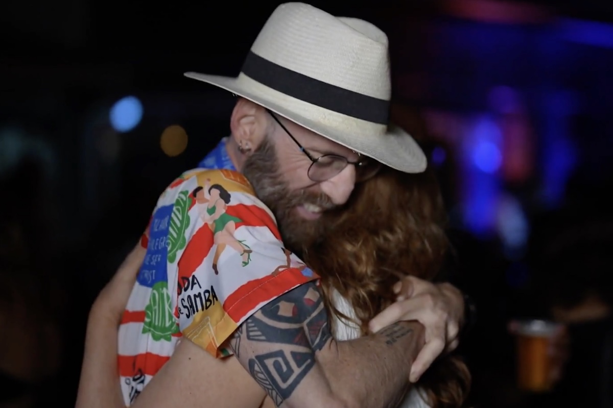 Com roupas coloridas e cercado por demonstrações de carinho, Tiago passou horas conversando, ouvindo histórias, recebendo abraços e compartilhando emoções. 