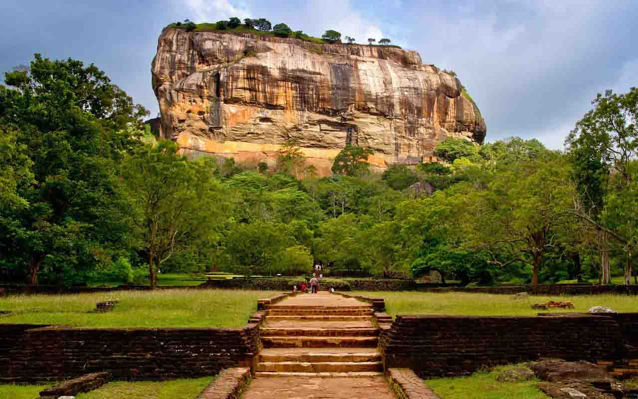Sri Lanka (Antigo Ceilão) - 22 milhões de habitantes. Capital: Sri Jaiavardenapura-Cota - O nome Ceilão, mantido pelo Império Britânico, foi extinto pelo governo do país após a independência em 1948. Em 2011, todas as referências ao Ceilão que ainda existiam em documentos oficiais foram abolidas. 