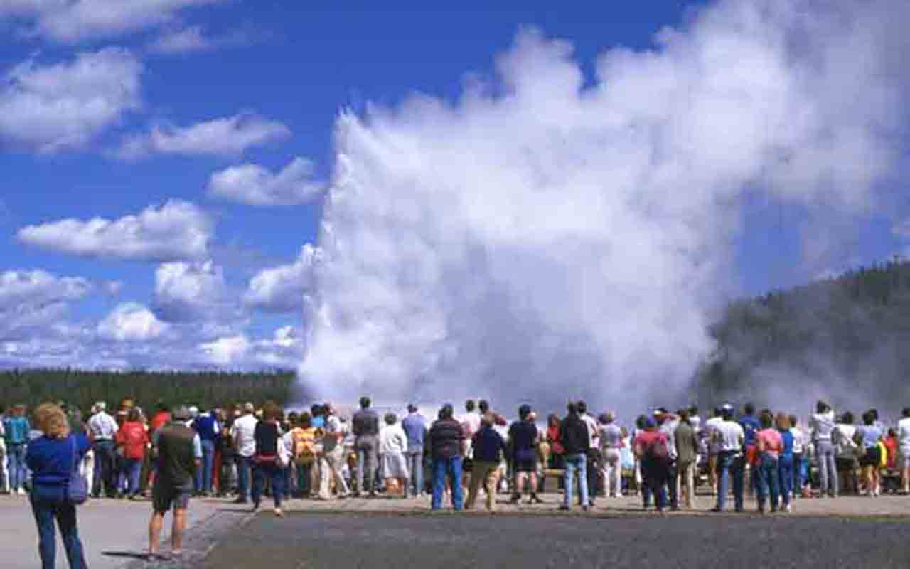 Mais do que um fenômeno geológico, o Old Faithful é parte da identidade americana - Old Faithful, Yellowstone National Park, EUA - Divulgação
