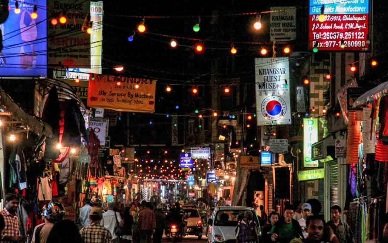 Pokhara revela à noite uma atmosfera distinta, marcada pelo movimento nas ruas e pela energia cultural que se intensifica. Restaurantes e cafés oferecem música ao vivo, criando um ambiente acolhedor que atrai tanto moradores quanto viajantes. O reflexo das luzes no Lago Phewa soma-se ao clima festivo, transformando o período noturno em uma experiência que combina lazer, convivência e contemplação.