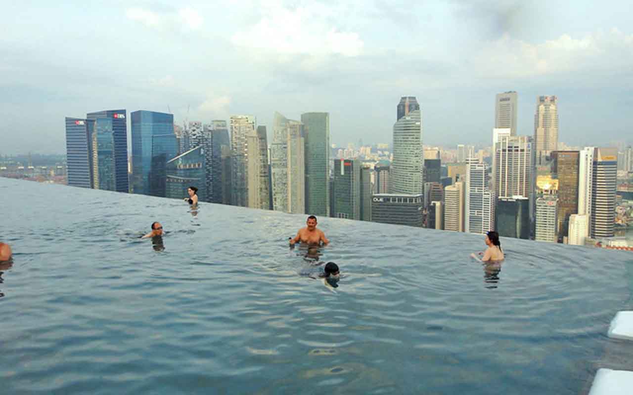 Um local bastante badalado de Singapura é a Marina Bay, com um dos empreendimentos de entretenimento e hotelaria mais caros do mundo, o Singapore Flyer (maior roda-gigante da Ásia, com 165 metros de altura) e piscina de borda infinita com vista panorâmica. 

