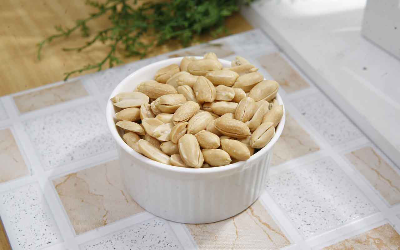 Amendoim Temperado - Coberto por uma mistura de temperos, com variações de ervas e sabores. Com aproximadamente 86 calorias a cada 15 gramas, é uma boa opção de snack para levar na bolsa para curtir seu bloco favorito.