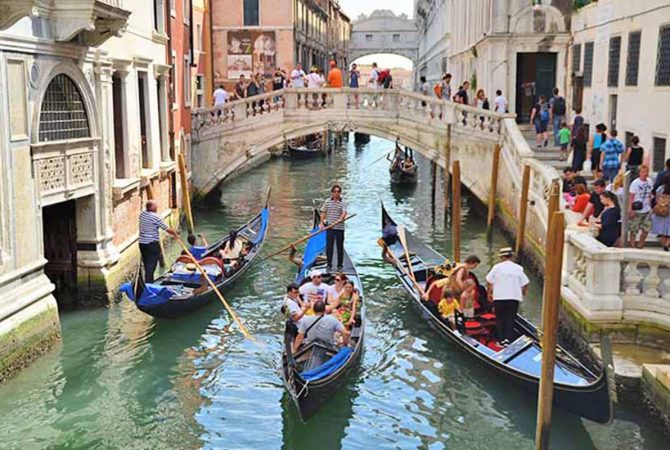 Como são feitas as gôndolas que se tornaram símbolo de Veneza