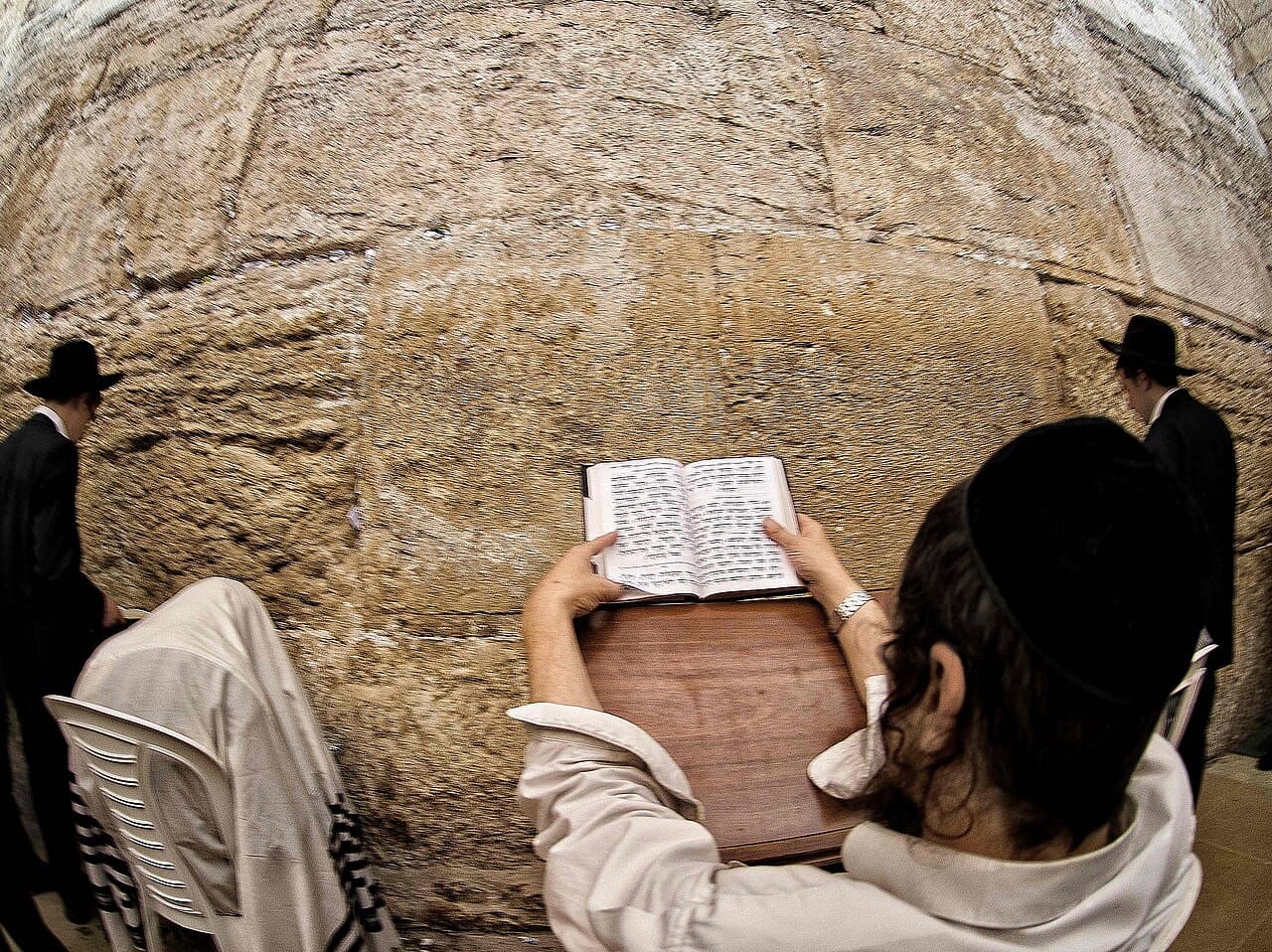 O Muro das Lamentações é considerado patrimônio cultural de interesse mundial, atraindo milhões de visitantes todos os anos. Peregrinos de diferentes religiões e turistas se unem em respeito diante das pedras antigas, criando uma atmosfera singular. O espaço tornou-se símbolo universal de fé, memória e esperança, transcendendo fronteiras e culturas.