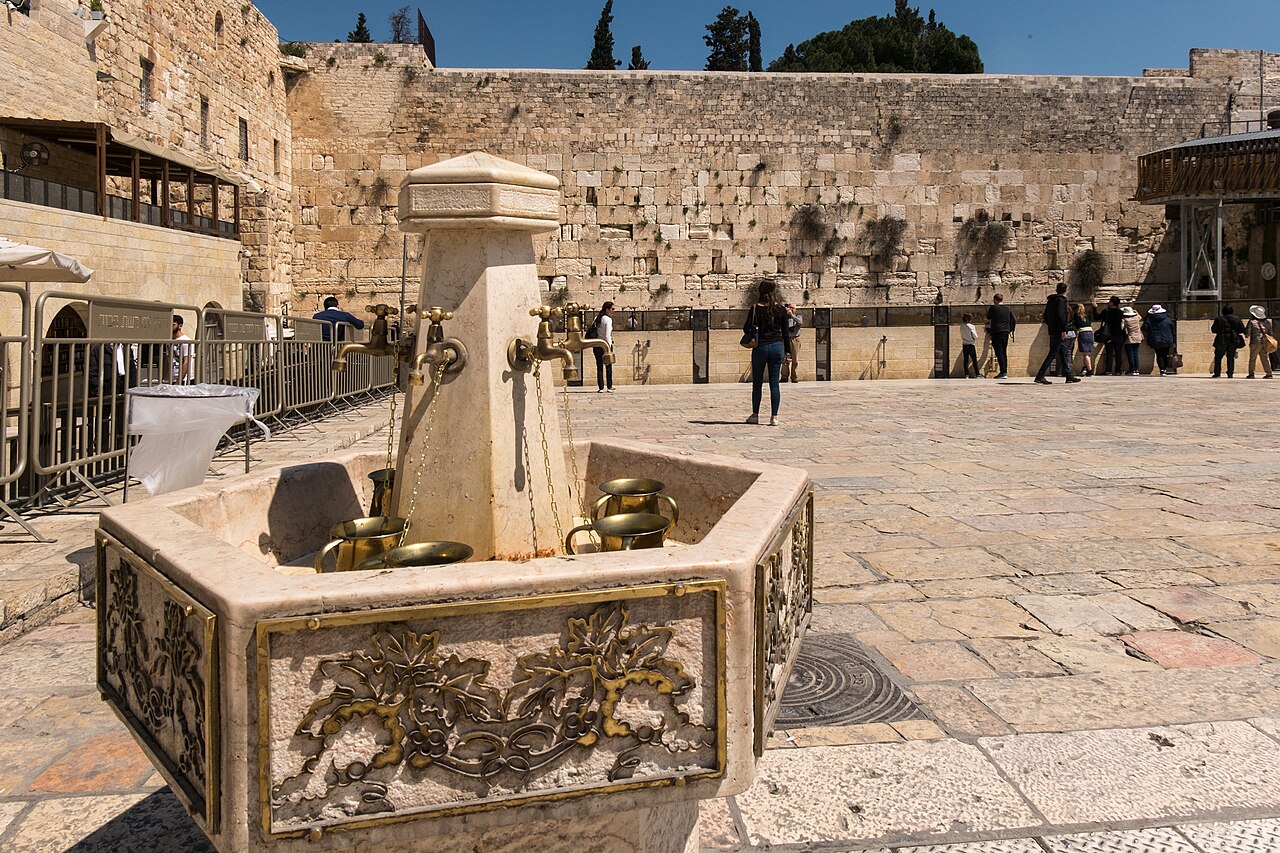O Muro das Lamentações é dividido em setores masculino e feminino, respeitando as tradições religiosas judaicas. Homens e mulheres rezam em áreas distintas, mas compartilham o mesmo sentimento de devoção e ligação espiritual. Essa organização reflete a prática ortodoxa e preserva a identidade cultural do espaço, reforçando a continuidade da tradição.