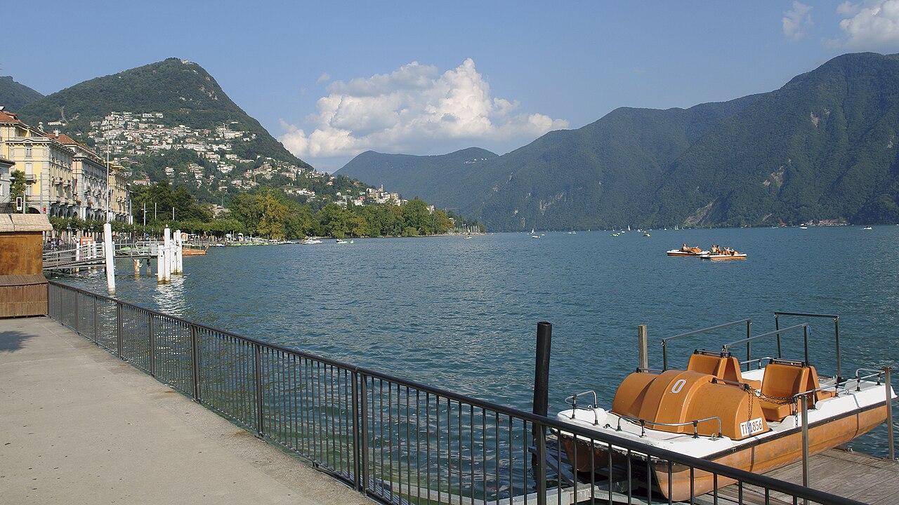 O Monte Brè é um dos pontos mais altos próximos a Lugano, acessível por funicular. Do topo, é possível admirar vistas panorâmicas do lago e dos Alpes. É um destino popular para caminhadas e passeios ao ar livre, valorizado pela tranquilidade e pela paisagem. Além disso, o local é conhecido por sua luz especial, que inspirou artistas e fotógrafos, e por abrigar vilarejos tradicionais que preservam a cultura alpina.