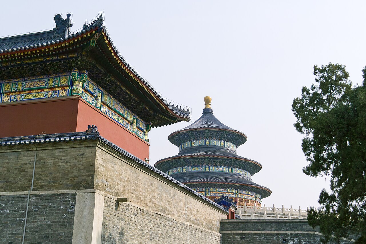 A cosmologia chinesa está profundamente refletida na arquitetura do Templo do Céu, com formas circulares representando o céu e formas quadradas simbolizando a terra. O complexo foi projetado para expressar a harmonia entre esses dois elementos, transmitindo valores espirituais e filosóficos centrais na visão de mundo da China imperial. Essa concepção arquitetônica tornou o templo um ícone da tradição cultural chinesa e da relação entre o imperador e o cosmos.