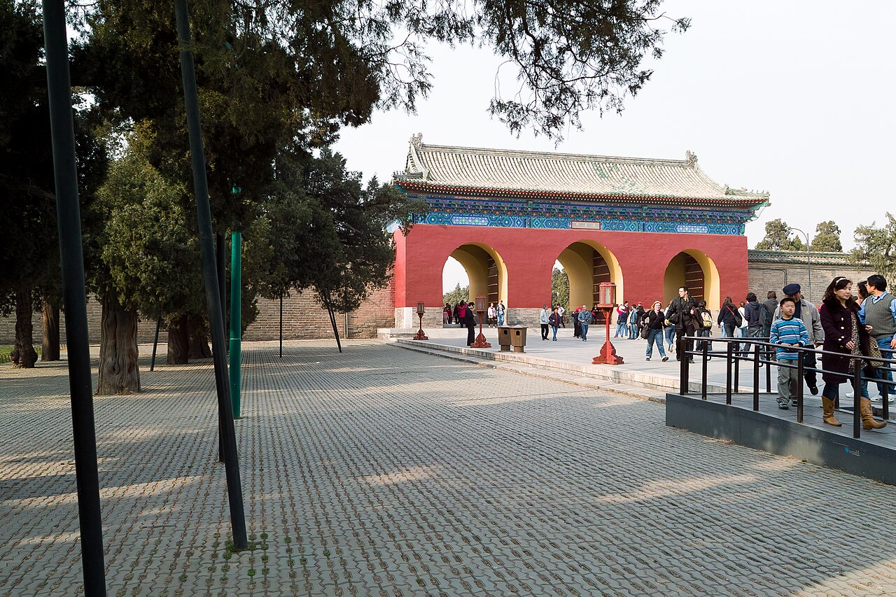 O Templo do Céu foi inscrito como Patrimônio Mundial da UNESCO em 1998, reconhecido por sua importância histórica e cultural. O título reforça seu valor universal como testemunho das tradições espirituais da China e da arquitetura simbólica. A preservação garante que futuras gerações possam compreender sua relevância e manter viva a memória dos rituais imperiais.