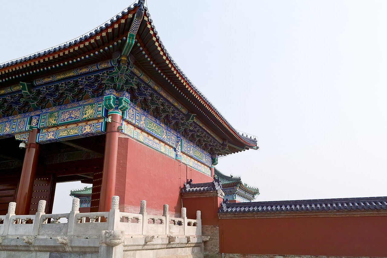 A arquitetura do Templo do Céu é marcada por simbolismos, como o uso da cor azul para representar o céu e o número nove, considerado sagrado na tradição chinesa. Cada elemento foi projetado para reforçar a ligação entre o mundo humano e o divino, criando experiência espiritual através da estética. Essa riqueza de detalhes faz do templo exemplo notável da arte arquitetônica chinesa e da filosofia imperial.