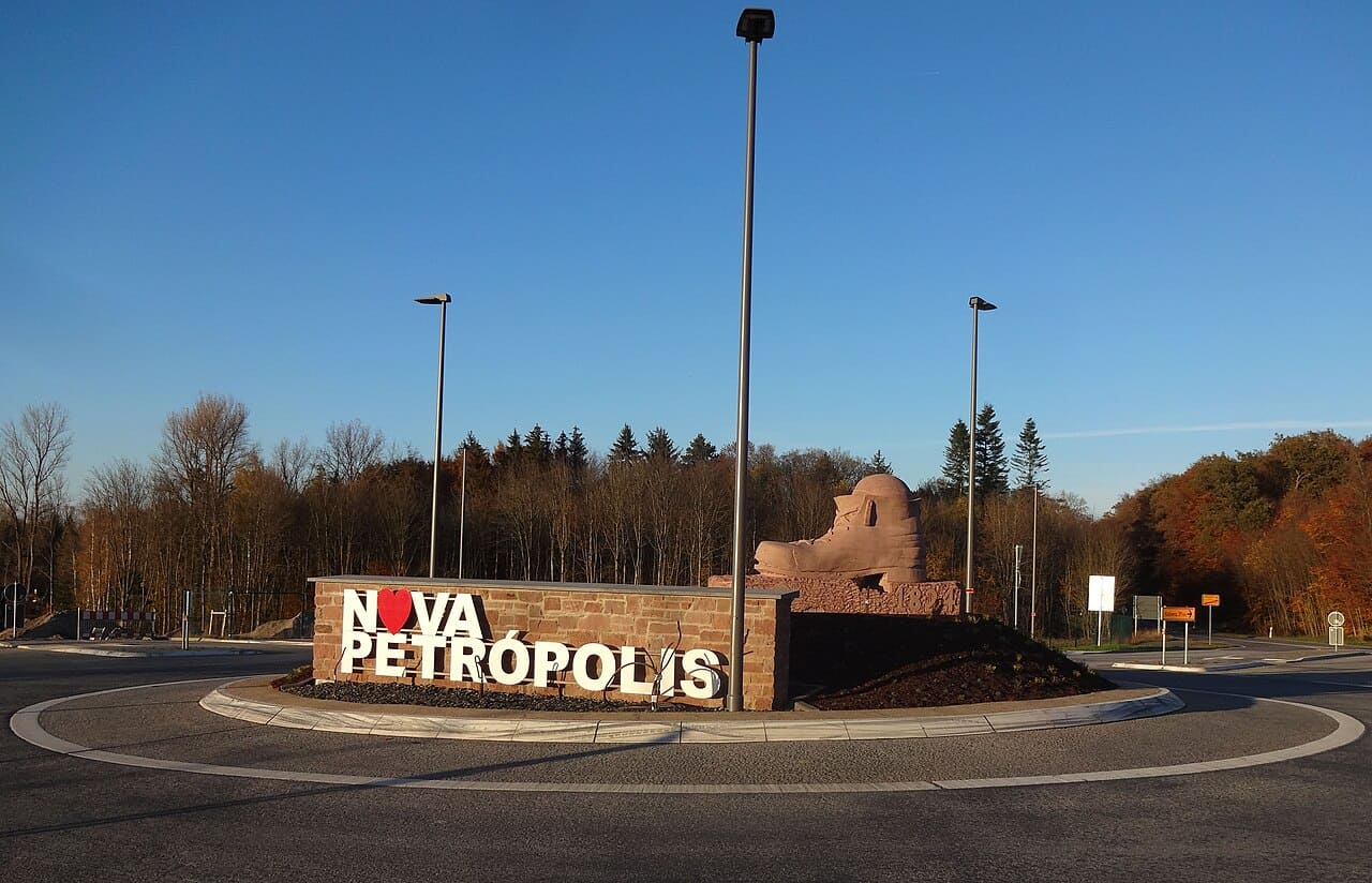 Nova Petrópolis é reconhecida como a “Capital do Cooperativismo” e pela forte influência da colonização alemã. A cidade encanta com sua arquitetura típica, jardins floridos e tradições culturais que se refletem no festival. Além do folclore, oferece atrações como o Parque Aldeia do Imigrante e a Praça das Flores, que tornam a visita ainda mais especial, e o Labirinto Verde, um dos pontos turísticos mais visitados.

