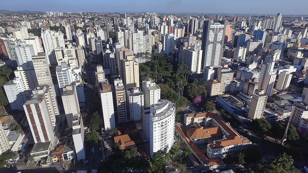 Campinas é reconhecida como polo tecnológico e educacional, abrigando universidades renomadas e centros de pesquisa que atraem talentos de todo o país. A cidade oferece ampla rede de serviços de saúde, opções culturais diversificadas e uma economia sólida que garante oportunidades de trabalho em diferentes setores. Com infraestrutura moderna e qualidade de vida elevada, Campinas se destaca como uma das melhores escolhas para quem deseja viver no interior paulista sem abrir mão de dinamismo e ino