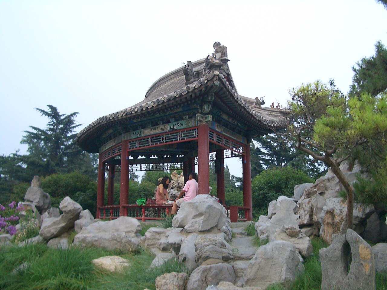 Hoje, o Templo do Céu é visto como símbolo da espiritualidade chinesa e da ligação entre homem e cosmos. Sua preservação inspira respeito e admiração, atraindo milhões de visitantes todos os anos e fortalecendo o turismo cultural em Pequim. O espaço permanece como testemunho da história, da fé e da cultura da China, consolidando-se como referência mundial.