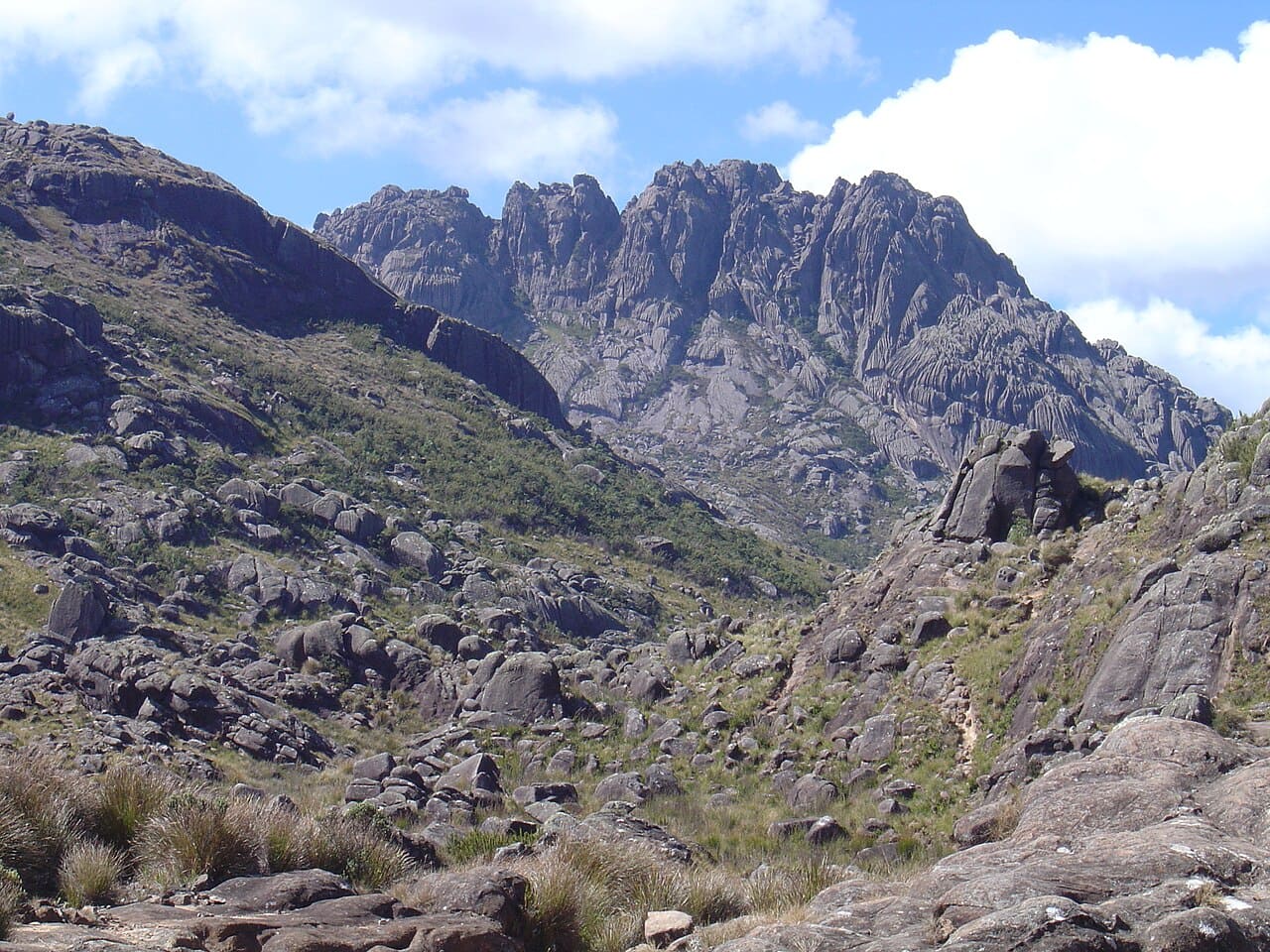 5º - Pico das Agulhas Negras - Serra do Itatiaia/MG-RJ - Altitude: 2.790 metros. Atingindo temperaturas negativas no inverno, destaca-se no Parque Nacional de Itatiaia. Visível de outros cumes, a trilha é bem sinalizada e, para chegar à base do pico, são cerca de 1,3 km.