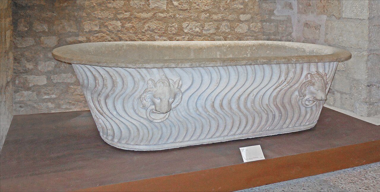 Registros históricos indicam que povos como egípcios, gregos e romanos mantinham espaços destinados aos banhos. Em algumas culturas, esses ambientes também funcionavam como locais de convivência social. A tradição do banho de imersão atravessou séculos e continua presente até hoje