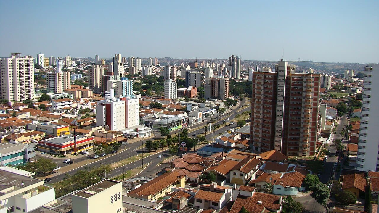 Bauru se destaca pela localização estratégica e a presença de universidades e hospitais de referência. Oferece opções culturais e de lazer que enriquecem a vida cotidiana, além de ser um polo gastronômico famoso pelo sanduíche que leva seu nome e pela diversidade de restaurantes. Com economia sólida, ambiente seguro e tradição esportiva no basquete, é uma das melhores cidades do interior paulista.

