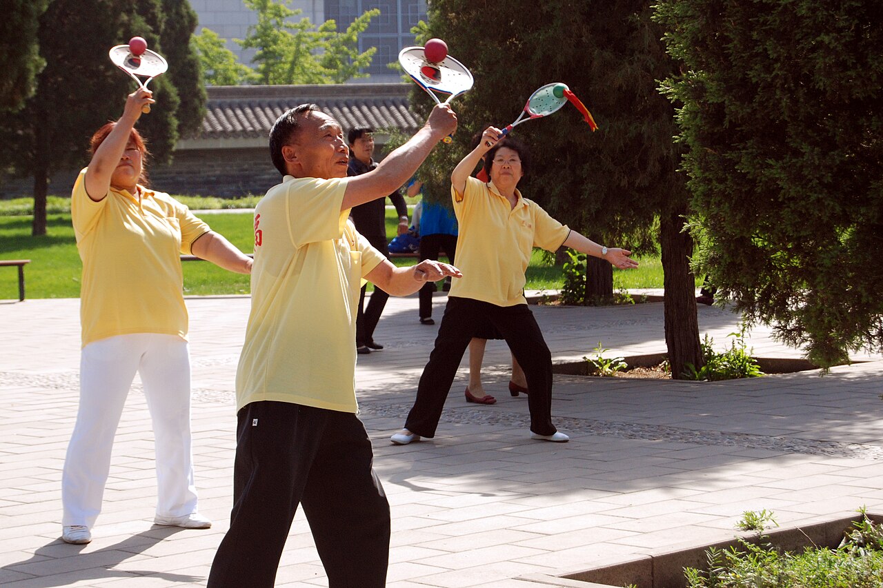 O Templo do Céu é também um espaço de encontro cultural, onde práticas tradicionais como tai chi, música popular e jogos acontecem diariamente. Moradores e visitantes compartilham atividades que reforçam a identidade chinesa e a vitalidade da cultura local. Essa convivência mostra como o templo continua vivo na vida contemporânea, unindo passado e presente.