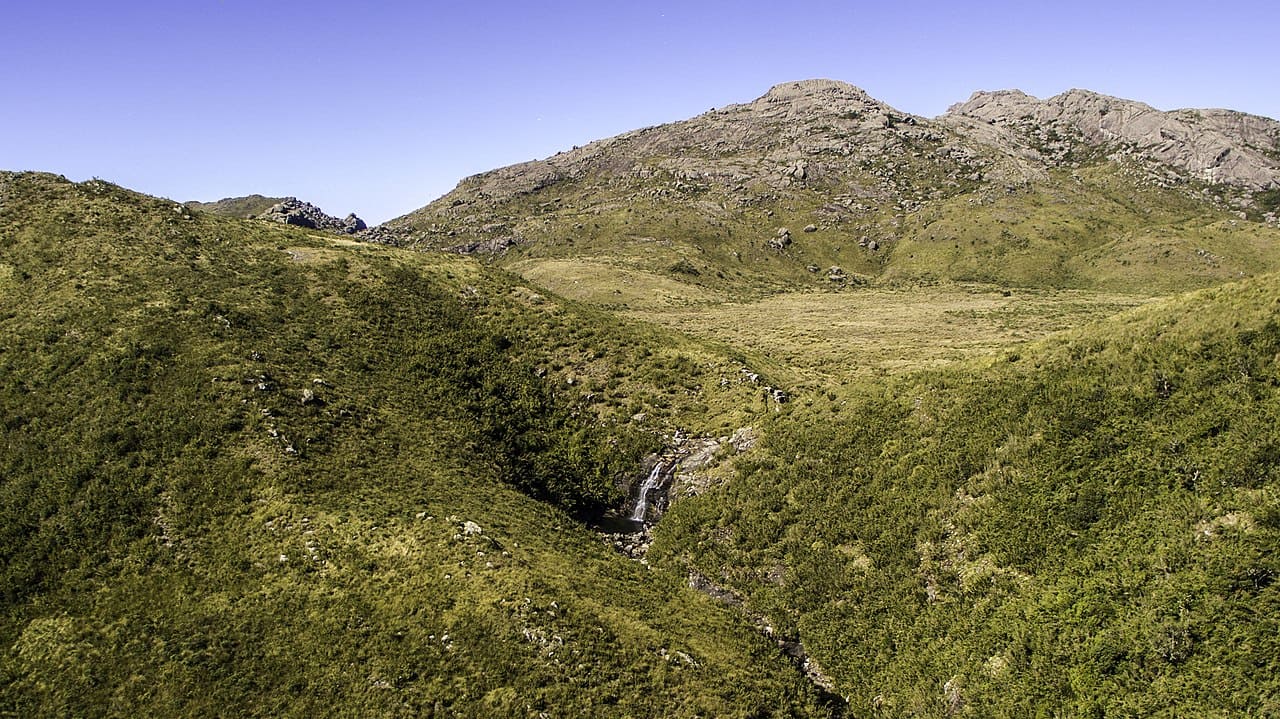 9º - Pedra do Sino de Itatiaia - Serra da Mantiqueira/MG - Altitude: 2.670 metros.
O nome se dá pelo fato de ter formas redondas que lembram um sino sobre o planalto. As trilhas têm alto grau de dificuldade para os aventureiros. 