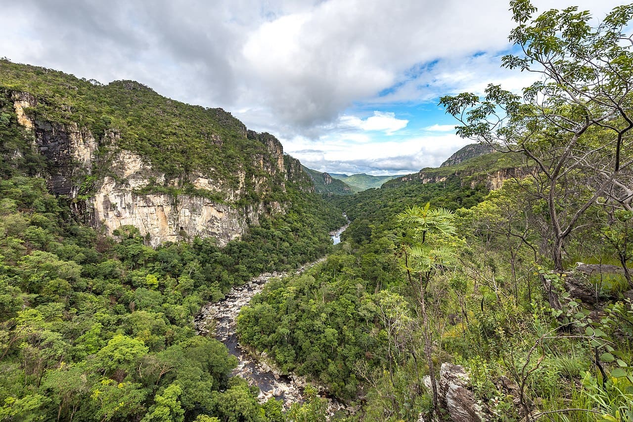8ª- Parque Nacional da Chapada dos Veadeiros – Fica em Goiás e tem 655 mil m².  Declarado Patrimônio Mundial Natural pela Unesco.
A Chapada dos Veadeiros abriga espécies e formações vegetais únicas, além de rochas, nascentes, cachoeiras e cursos d’água.