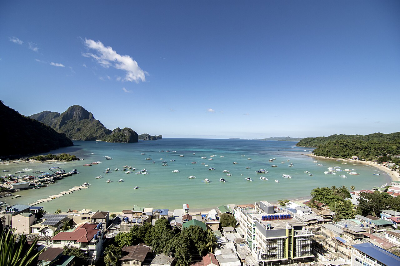 El Nido encanta com suas ilhas calcárias e lagoas secretas de águas azul-turquesa que convidam ao mergulho e à contemplação. Os passeios de barco revelam cavernas escondidas e praias isoladas, criando sensação de exclusividade e aventura que conecta viajantes à natureza intocada. A região combina paisagens exuberantes com hospedagens charmosas, atraindo visitantes em busca de tranquilidade e descoberta, sempre em harmonia com o ambiente e com a preservação local que garante sua autenticidade.