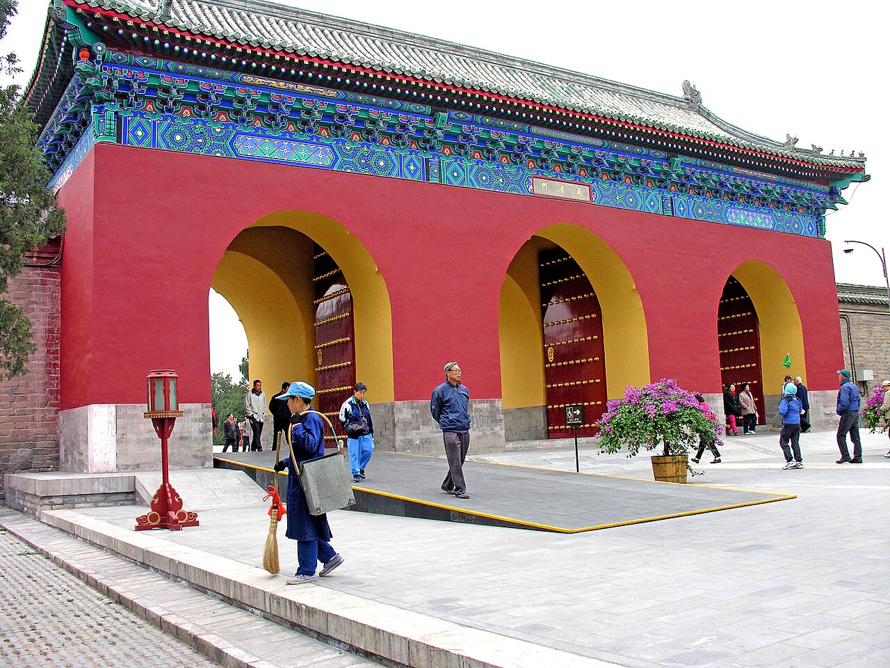 As cerimônias no Templo do Céu eram fundamentais para legitimar o poder imperial na China antiga. O imperador, visto como mediador entre o céu e a terra, realizava rituais no solstício de inverno para garantir boas colheitas e a harmonia do império. Esses rituais reforçavam a crença de que a ordem cósmica dependia da harmonia entre o governante e o divino, assegurando a legitimidade do poder imperial e o equilíbrio entre o céu e a terra. Dessa forma, o templo tornou-se um símbolo duradouro da re