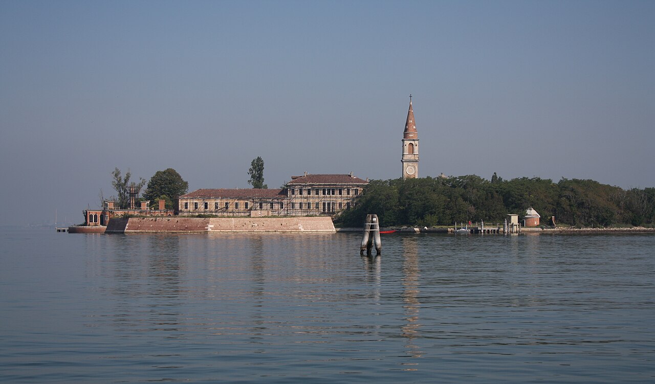 A Ilha de Poveglia é um dos locais mais enigmáticos e comentados da Itália, situada na Lagoa de Veneza, entre o centro histórico de Veneza e a faixa litorânea do Lido. Apesar de seu tamanho modesto, a ilha conquistou fama internacional por causa de sua história marcada por epidemias, isolamento e abandono. Ao longo dos séculos, o pequeno território testemunhou acontecimentos que ajudaram a construir uma reputação cercada por lendas e mistérios. Para muitos, a ilha é assombrada. Os primeiros regi -  (crédito: Marco Usan wikimedia commons)