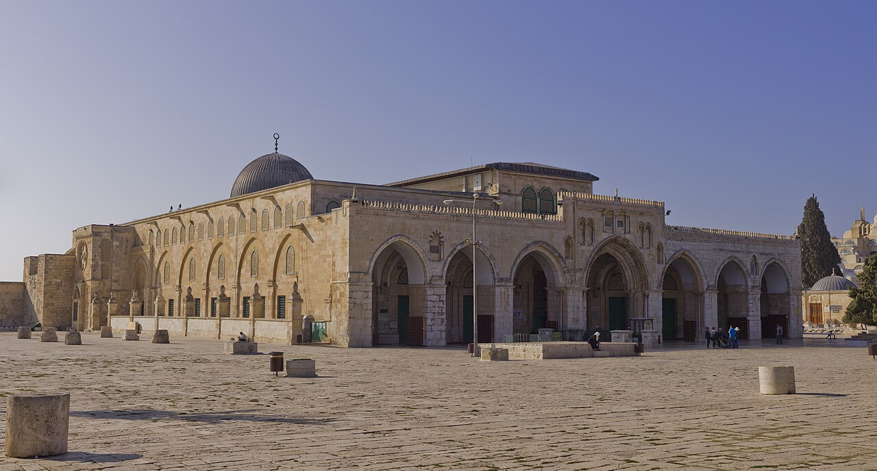 A Mesquita Al-Aqsa, localizada em Jerusalém, é considerada o terceiro local mais sagrado do Islã, atrás apenas da Mesquita Sagrada em Meca e da Mesquita do Profeta em Medina. Situada na Esplanada das Mesquitas, também chamada Al-Haram Al-Sharif, é um espaço de devoção e de grande relevância histórica. A tradição islâmica afirma que foi dali que o Profeta Maomé ascendeu ao céu durante a Noite da Ascensão, tornando o local profundamente simbólico. Sua importância também está no centro de debates h -  (crédito: Andrew Shiva / Wikipedia)