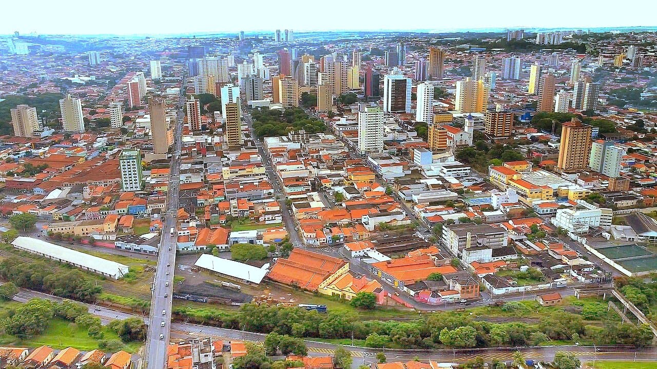 Limeira, a capital da joia folheada, tem economia diversificada que impulsiona o desenvolvimento local. A cidade conta com boas escolas, hospitais e espaços culturais que garantem qualidade de vida, bem como oportunidades de crescimento e ambiente acolhedor. Escolha atrativa para viver no interior, Limeira tem um setor agrícola relevante, com destaque para a produção de cana-de-açúcar e citros. 

