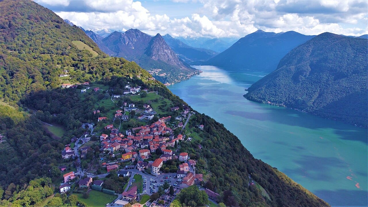 Lugano é conhecida como uma das principais rotas de acesso aos Alpes suíços e oferece infraestrutura moderna para quem deseja explorar trilhas e paisagens alpinas. A cidade atrai aventureiros e turistas que buscam caminhadas, escaladas e passeios panorâmicos em meio às montanhas. Essa posição estratégica consolidou Lugano como referência internacional em turismo de natureza, aliando aventura ao conforto urbano e serviços de qualidade, e fortalecendo sua imagem como ponto de encontro entre tradiç
