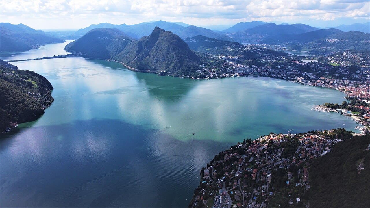 O Lago de Lugano se destaca pela sua localização estratégica entre Suíça e Itália, criando uma paisagem que mistura culturas e estilos de vida. Suas águas são palco de passeios de barco, esportes aquáticos e atividades que movimentam o turismo local. Além da beleza natural, o lago tem relevância econômica e ambiental, sendo protegido por iniciativas de preservação e servindo como símbolo da integração transfronteiriça da região. A presença de vilarejos pitorescos ao redor reforça sua importância