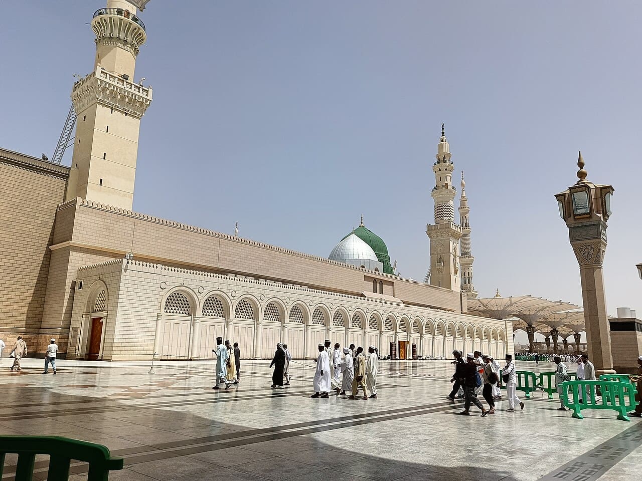 A Mesquita do Profeta sempre foi um centro de ensino religioso, onde estudiosos e fiéis se reuniam para aprender sobre o Alcorão e a tradição islâmica. Desde os tempos de Maomé, o espaço serviu como escola e ponto de encontro comunitário, fortalecendo a vida social e espiritual. Essa função educativa permanece viva até hoje, atraindo milhares de estudantes e visitantes atraídos pelo conhecimento religioso.