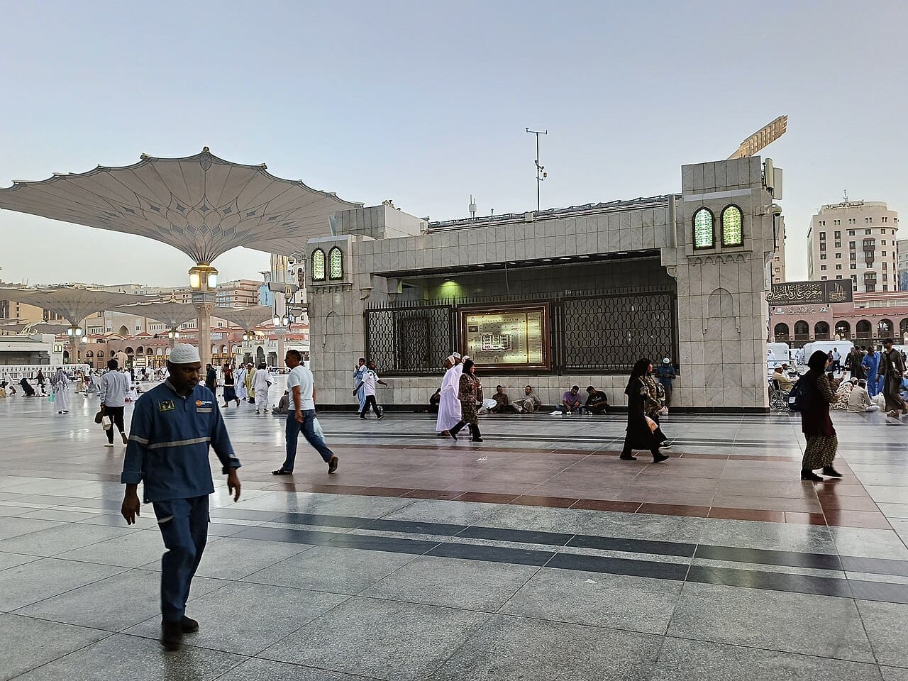 As expansões modernas da Mesquita foram realizadas em especial pelos governos sauditas, que investiram em tecnologia e infraestrutura para acolher milhões de visitantes. O objetivo é garantir conforto e segurança durante o Hajj e a Umrah, preservando ao mesmo tempo o valor histórico do local. As obras a transformaram em um dos maiores complexos religiosos do mundo, sem perder sua essência espiritual.