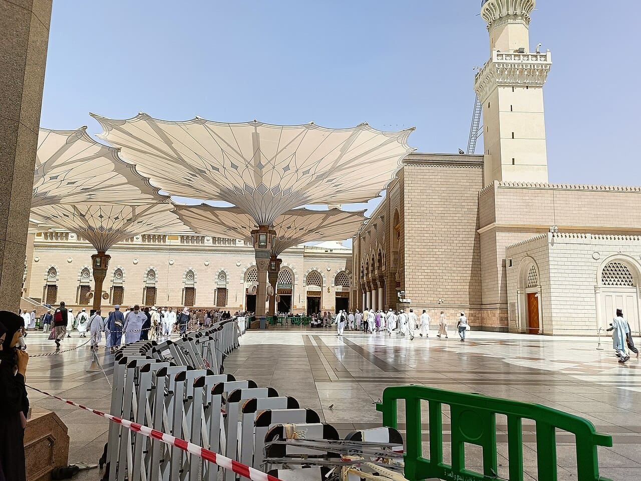 A Mesquita do Profeta possui minaretes imponentes que se destacam na paisagem de Medina e simbolizam o chamado à oração. Eles reforçam a presença espiritual do Islã na cidade e marcam a identidade arquitetônica do espaço. Sua construção combina elementos tradicionais com traços modernos, criando uma imagem marcante e reconhecida globalmente.
