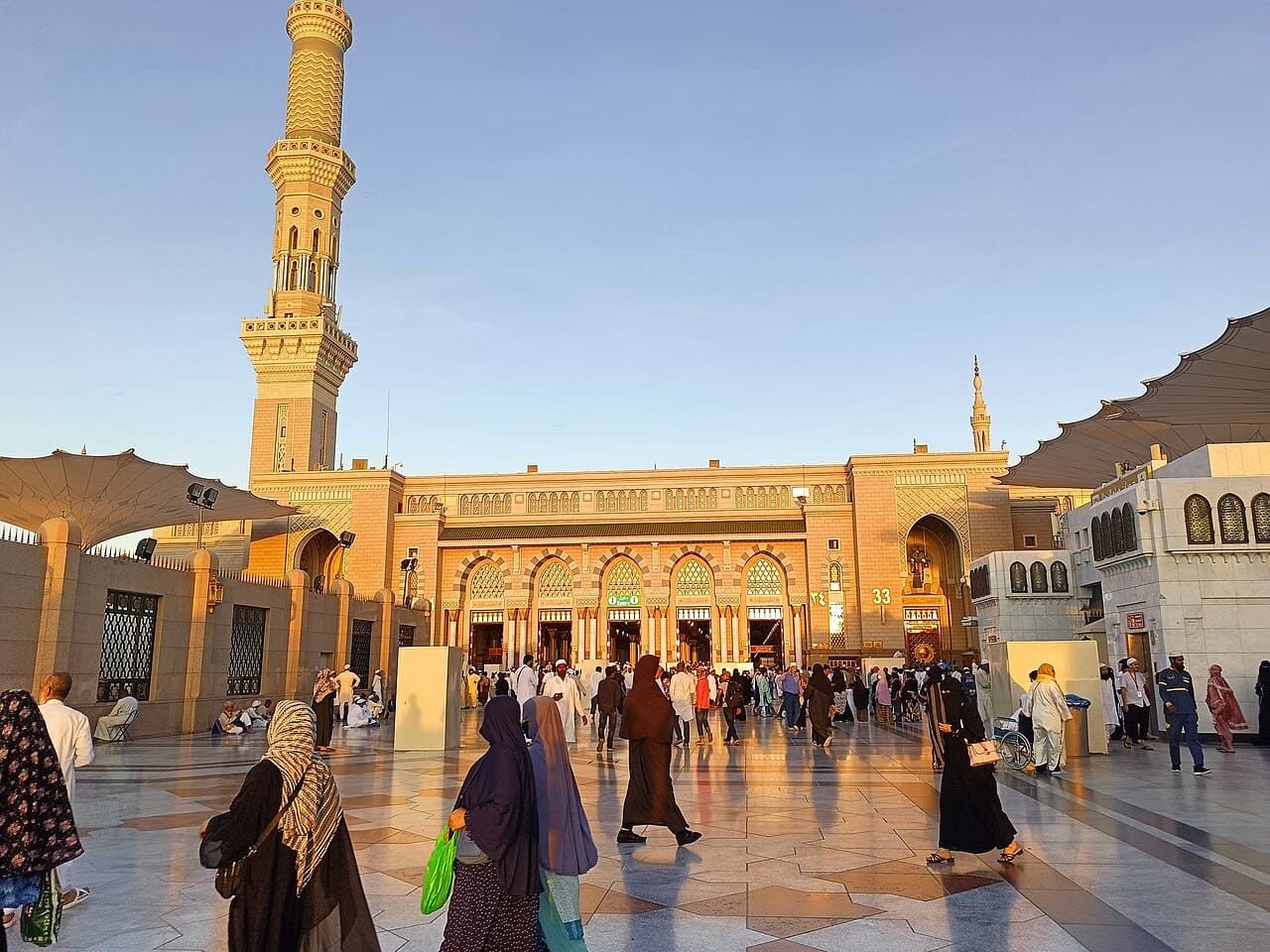 A Mesquita do Profeta é um dos locais mais visitados do mundo, recebendo milhões de pessoas todos os anos em busca de espiritualidade. A experiência é descrita como profundamente transformadora, marcada por paz e devoção intensa. Muitos fiéis relatam sentir proximidade com Deus e inspiração renovada ao estarem nesse espaço sagrado.