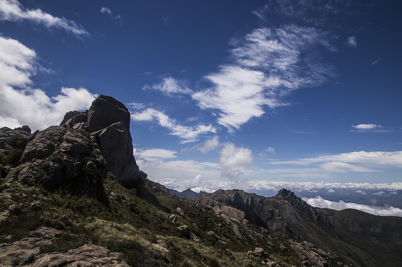 8º - Morro do Couto - Serra das Prateleiras/RJ - Altitude:  2.680 metros.A montanha, no Parque Nacional de Itatiaia, tem uma trilha de 6 km. Apesar do terreno acidentado, a caminhada é fácil.