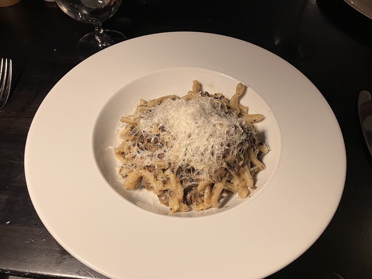Strozzapreti
Seu formato torcido e irregular faz parte de seu charme. Bastante popular em algumas regiões italianas, combina bem com molhos encorpados e receitas que valorizam a textura da massa.