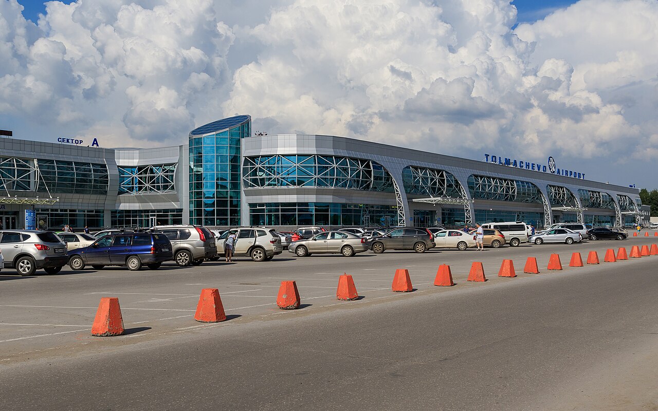 Novosibirsk é um importante entroncamento ferroviário e rodoviário da Rússia. O aeroporto Tolmachevo conecta a cidade a destinos nacionais e internacionais. Essa infraestrutura garante sua relevância estratégica no lado asiático.