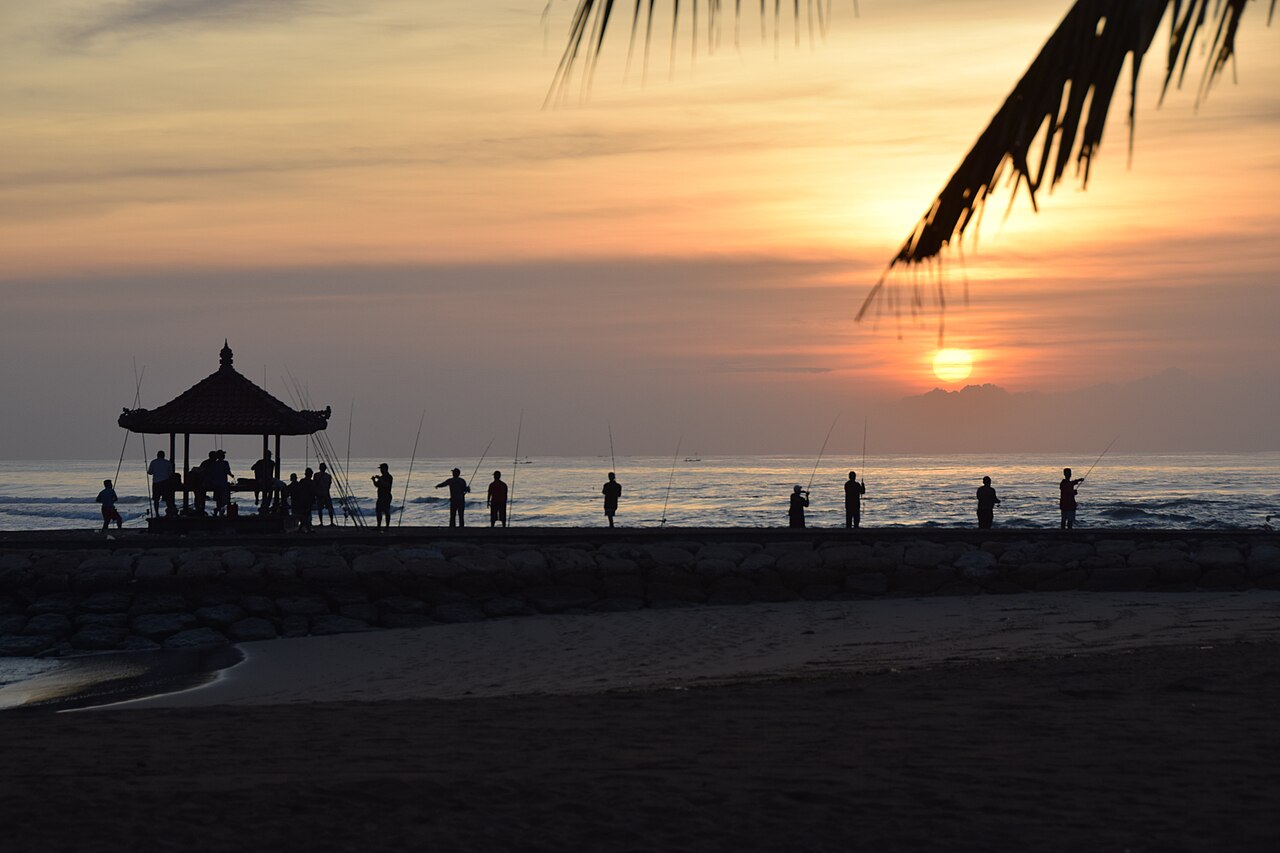 Nusa Dua Beach é conhecida por sua infraestrutura sofisticada, com resorts luxuosos e águas calmas que atraem famílias. A praia oferece tranquilidade e segurança, criando um ambiente perfeito para relaxar sem abrir mão do conforto. Essa combinação conecta o turismo de alto padrão com a serenidade típica das paisagens balinesas, consolidando Nusa Dua como referência em hospitalidade.