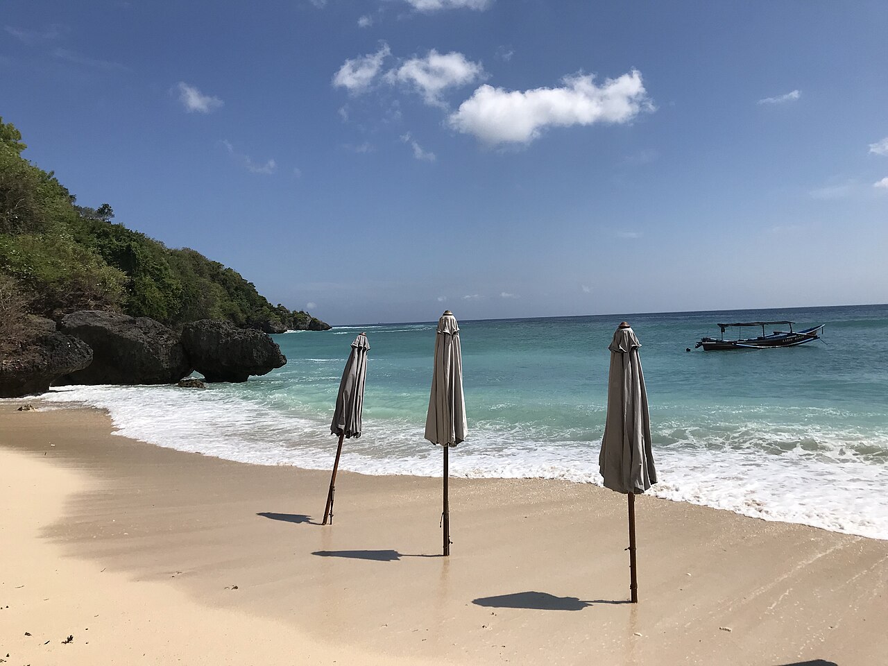 Padang Padang Beach, também em Bali, é famosa pelo surf de alto nível e pelo cenário cinematográfico, já que foi palco de filmes internacionais. A praia é pequena, mas cercada por rochas e vegetação que criam um ambiente reservado e encantador. Essa atmosfera conecta aventura esportiva com a beleza dramática da paisagem, tornando Padang Padang um destino cultuado por surfistas e viajantes.