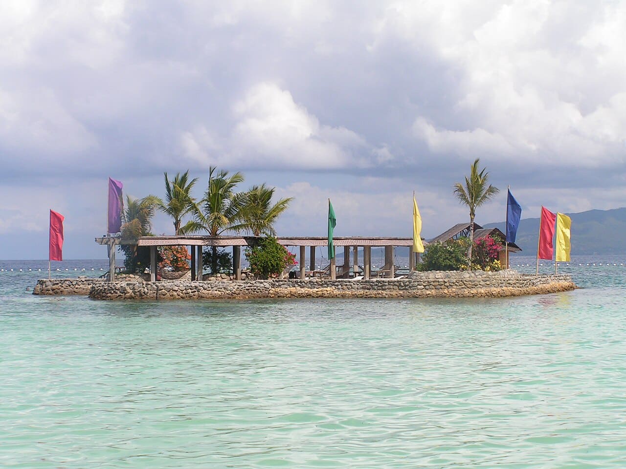 Panglao é conhecida por suas praias de águas cristalinas e recifes de coral que tornam o mergulho uma experiência inesquecível. A proximidade com atrações como as Colinas de Chocolate e o santuário de tarsiers amplia o leque de atividades culturais e naturais. O destino combina turismo de praia com ecoturismo, oferecendo diversidade em um só lugar e atraindo visitantes de diferentes perfis, 

