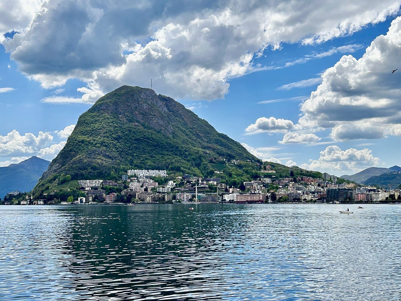 O Monte San Salvatore é outro destaque da região, conhecido como o “guardião de Lugano”. O acesso é feito por funicular, e o topo oferece vistas espetaculares da cidade e do lago. É um local que combina turismo, espiritualidade e natureza, atraindo visitantes durante todo o ano e servindo como símbolo da paisagem local, além de abrigar trilhas que conectam a montanha a vilarejos próximos.
