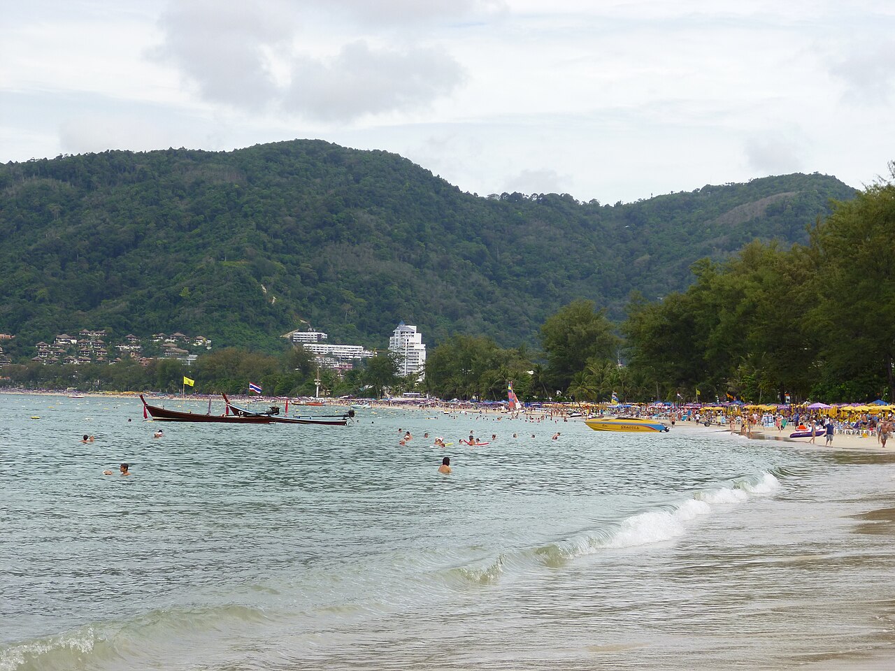 Patong Beach, em Phuket, é o epicentro da energia tailandesa à beira?mar. Durante o dia, sua extensa faixa de areia recebe visitantes em busca de banhos de sol, esportes aquáticos e passeios descontraídos. À noite, o cenário se transforma: bares, restaurantes e clubes iluminam a orla, criando uma atmosfera vibrante que atrai viajantes do mundo inteiro. Essa combinação faz dela um destino versátil,

